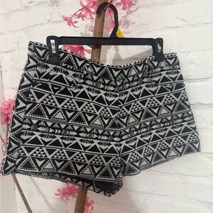 Black & White Tribal Print Women's Shorts .